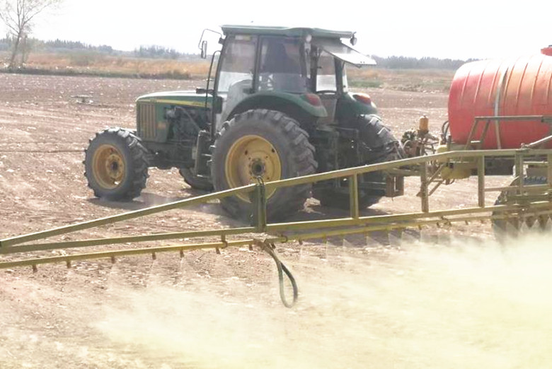李旺泽在敦煌调研高效节水农业和高标准农田建设工作