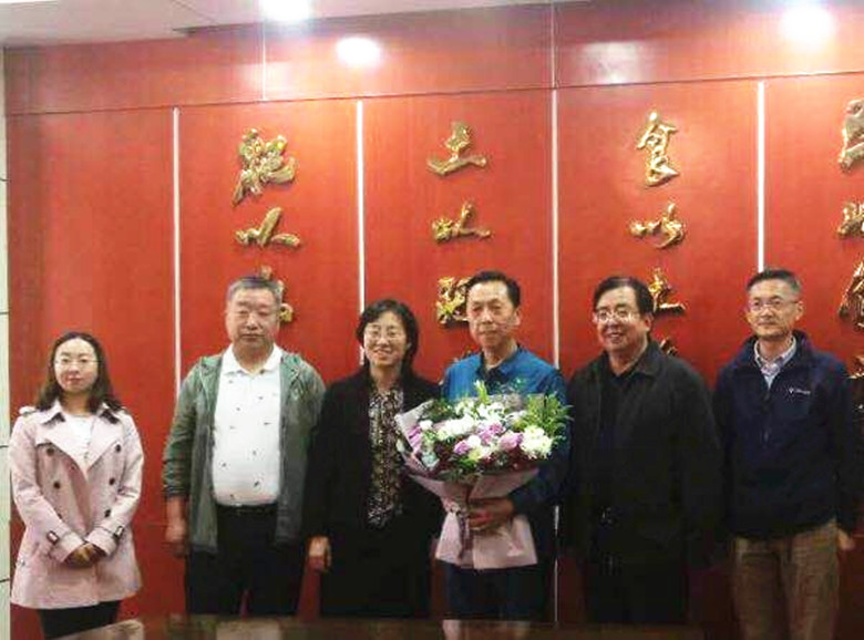 省科协副主席张炯一行省耕管总站慰问科技工作者代表