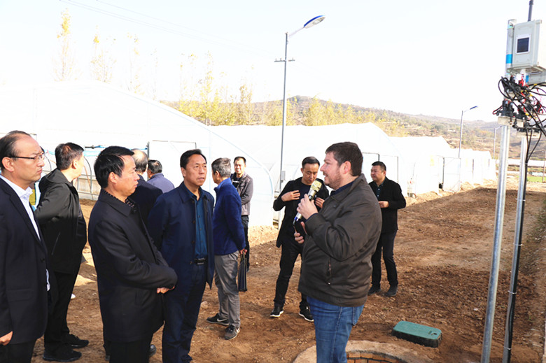 以色列专家现场会上介绍秦州区水肥一体化项目