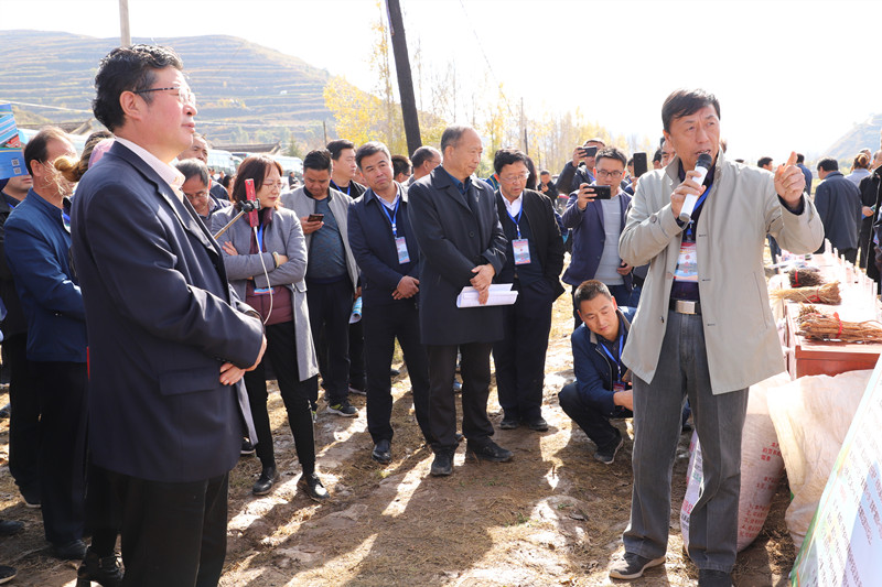 全省中药材绿色标准化基地建设及机械化收获现场会在宕昌县召开