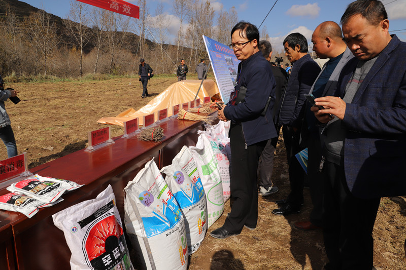 全省中药材绿色标准化基地建设及机械化收获现场会在宕昌县召开