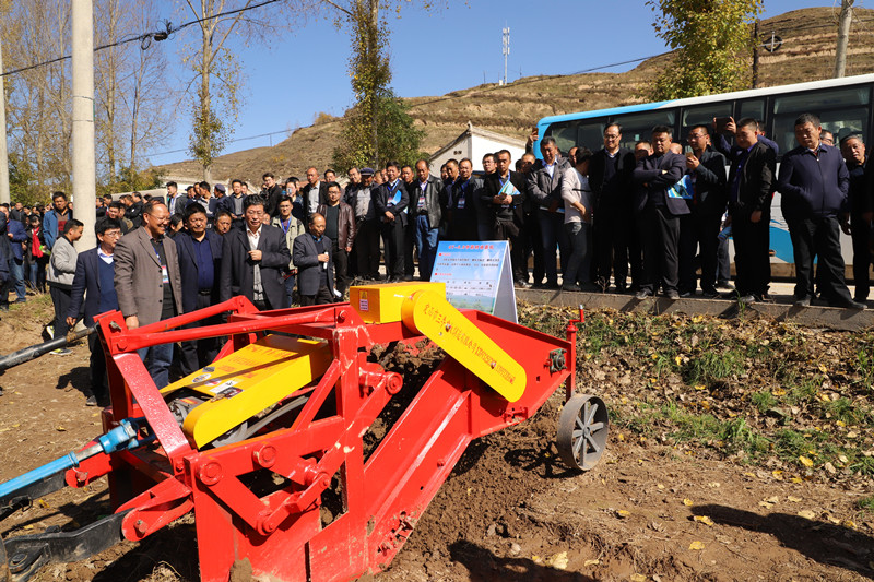 全省中药材绿色标准化基地建设及机械化收获现场会在宕昌县召开