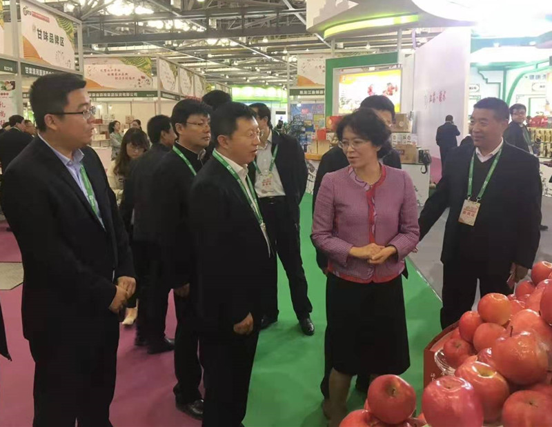 平凉市委副书记马琨在全国农交会上推介“平凉苹果”