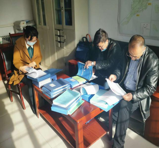 酒泉市农业农村局副局长王生军带队督查敦煌市废旧地膜回收利用工作