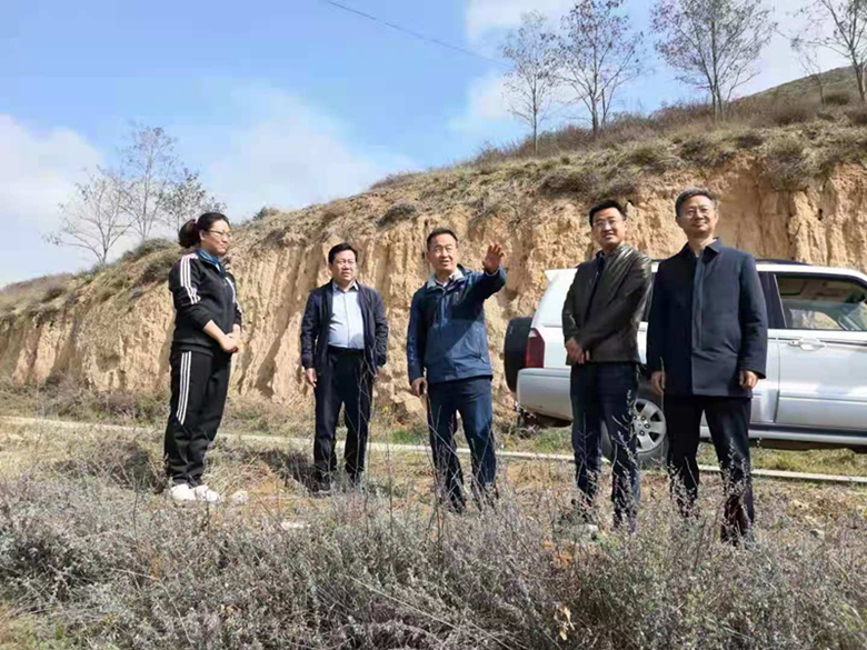 省农技推广总站站长赵贵宾一行深入漳县调研指导顶凌覆膜等工作