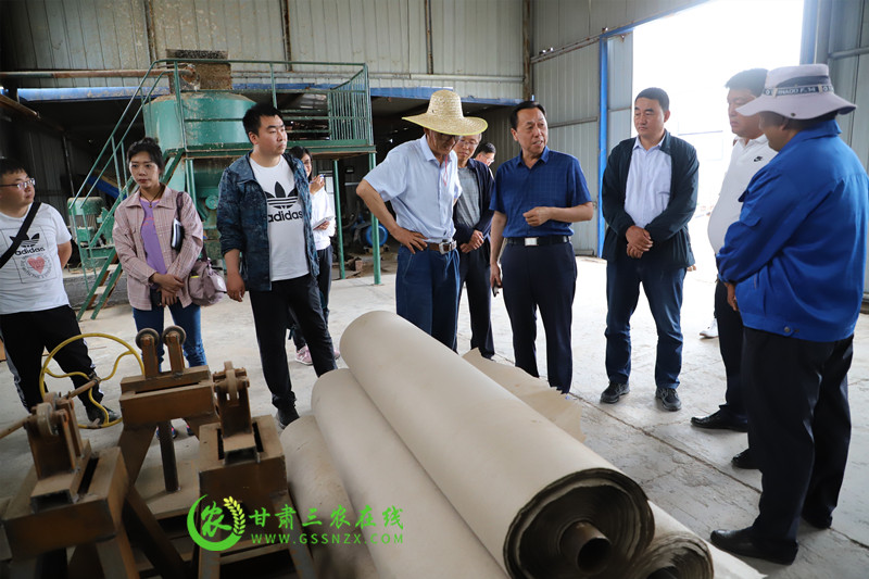 省耕保总站站长崔增团一行赴甘肃华瑞农业公司调研牛粪可降解生物质地膜推广情况