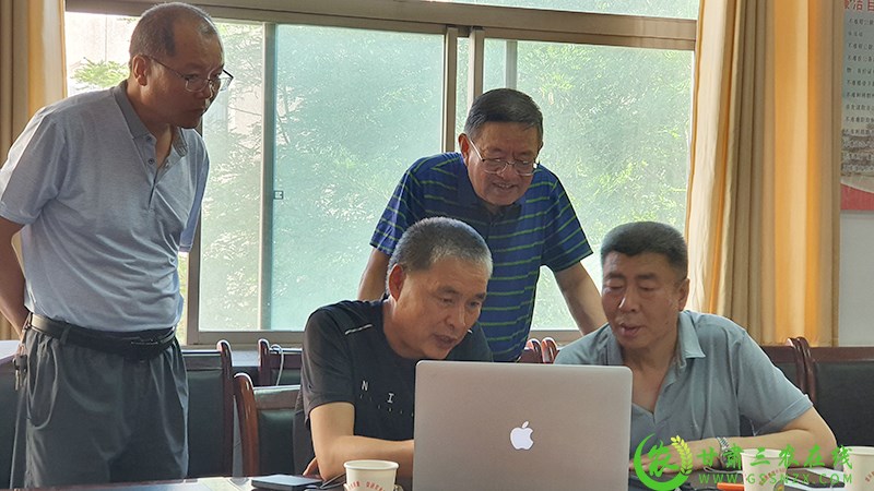 省农业农村厅调研组赴敦煌市调研奶业发展情况