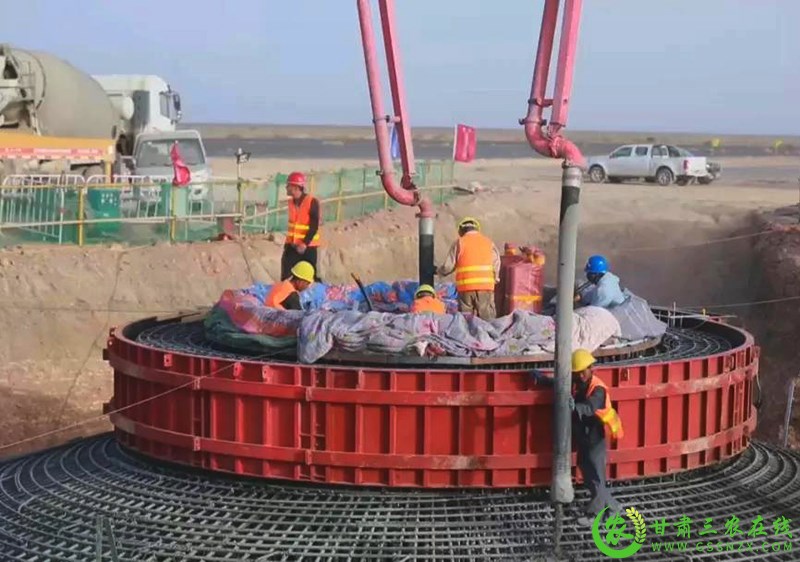 图为 项目一线工人冒酷暑战高温 忙施工保进度 张峰 摄.jpg