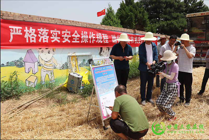 华池县举办小麦机收减损田间测定暨“三夏”农机化生产演示会