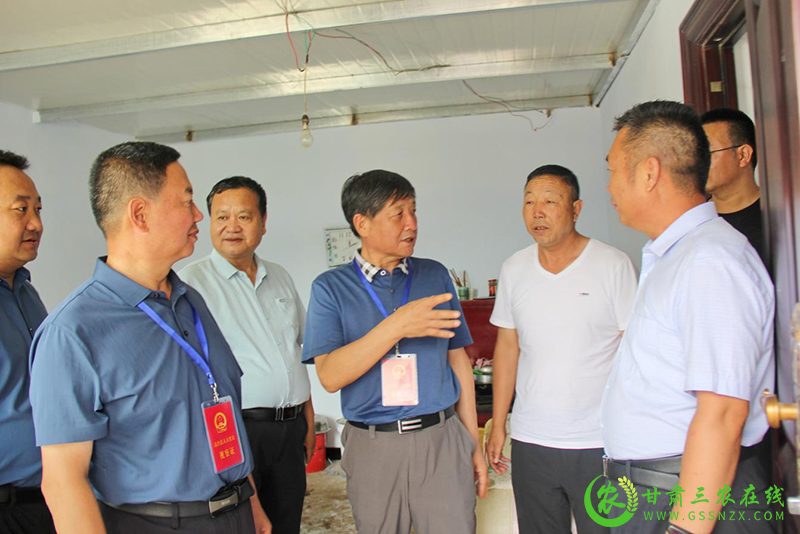 高台县组织部分市县人大代表视察全县农业农村重点工作