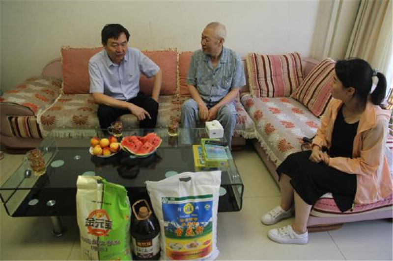 瓜州县财政局：迎“八一”走访慰问 情暖退役军人