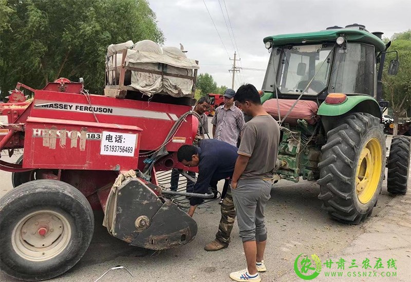 图为 瓜州县“三秋”农机安全执法组对农机具进行检查吴敏摄.jpg