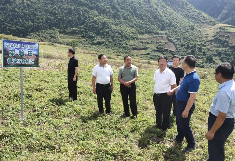 省农业农村厅调研组到文县检查指导中药材产业和农业机械化工作