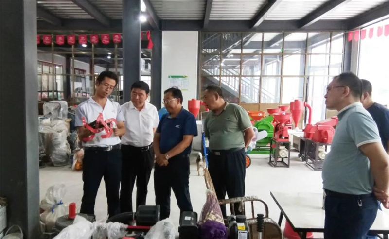 省农业农村厅调研组到文县检查指导中药材产业和农业机械化工作
