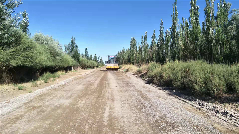 瓜州县：铺筑田间路 惠民保秋收