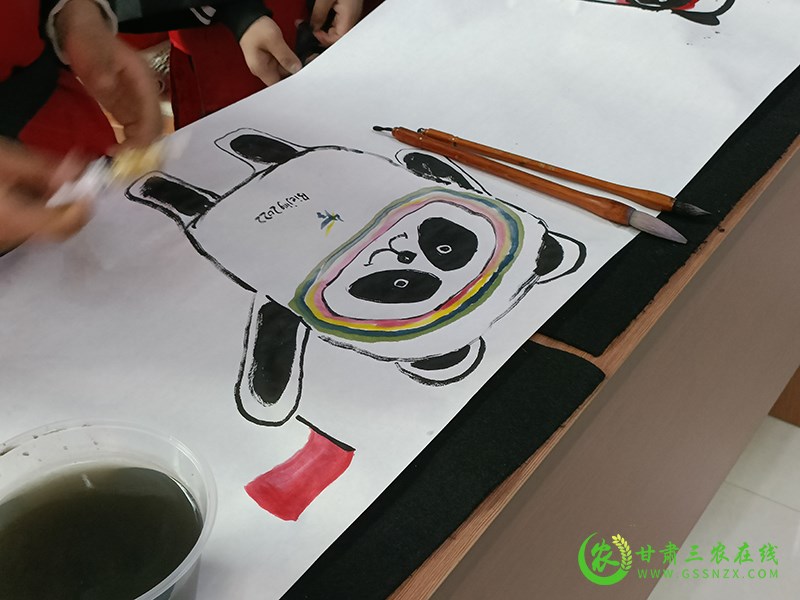当国画遇上冰墩墩 瓜州县水墨绘画助冬奥