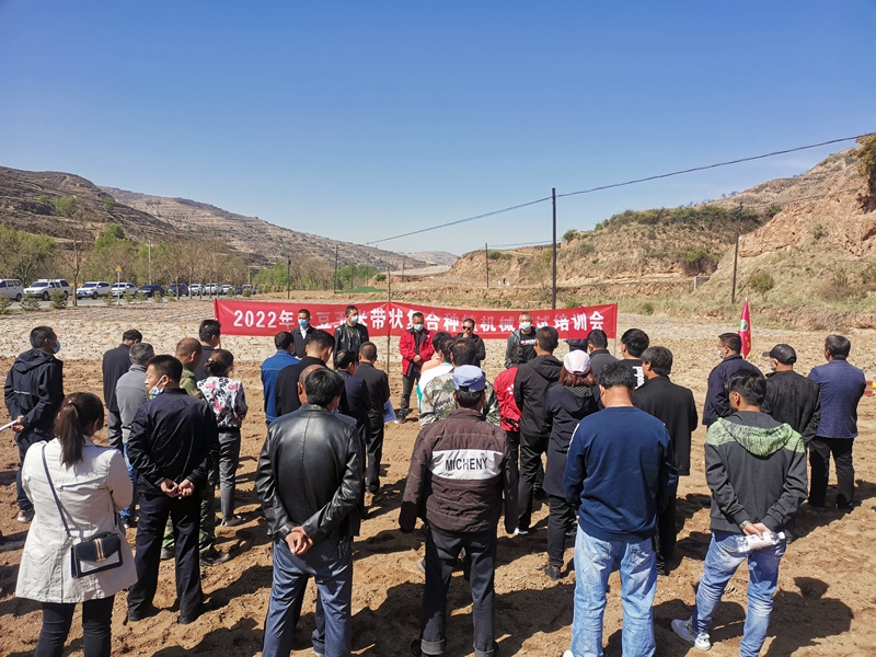 陇西县农机服务中心召开2022年农机安全生产源头管理工作会暨大豆玉米带状复合种植机械调试培训会