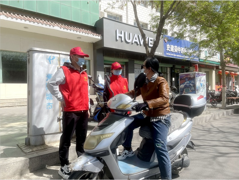 瓜州街头“志愿红”引导出行新风尚