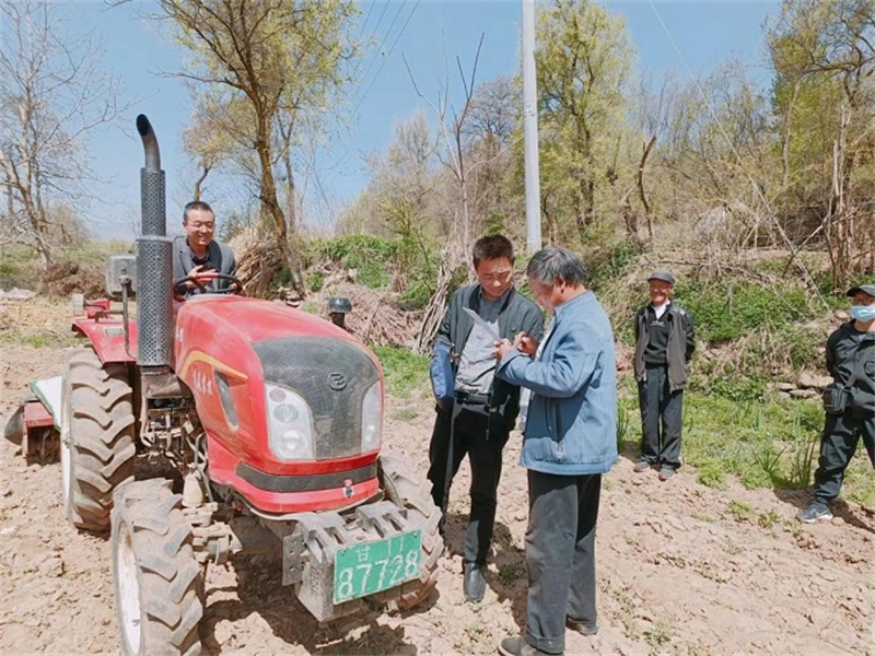 华亭：防疫年检两不误  送检送审便农户