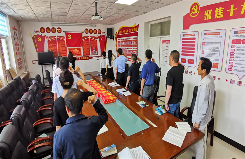 正宁县农技中心党支部开展“建书香机关，做‘两型’干部”主题党日活动
