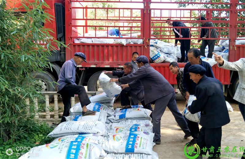 给农户发放有机专用肥.jpg