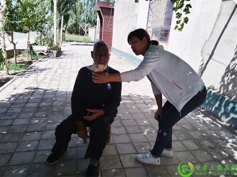 图为 沙河回族乡河洲村帮助老人进行“养老认证”.jpg