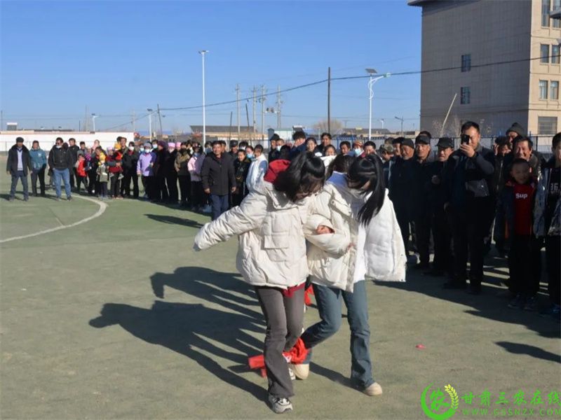 紧张激烈的两人三足比赛.jpg