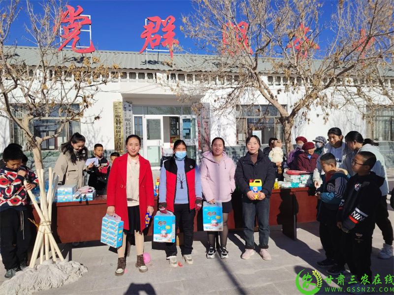 为参赛选手颁发奖品.jpg