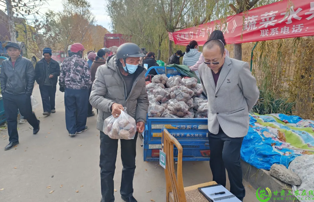 瓜州县爱心企业积极行动，为老兵们送上了一份特别的新年礼物——新鲜蔬菜。.png