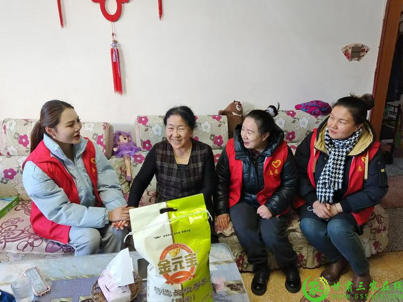 瓜州县组织建立了“祁妈妈”婚调志愿服务队，她们倾听群众的心声，亲切地与群众说着家长里短，解群众之惑、解邻里之结，群众亲切地称她们为“解铃人”.png