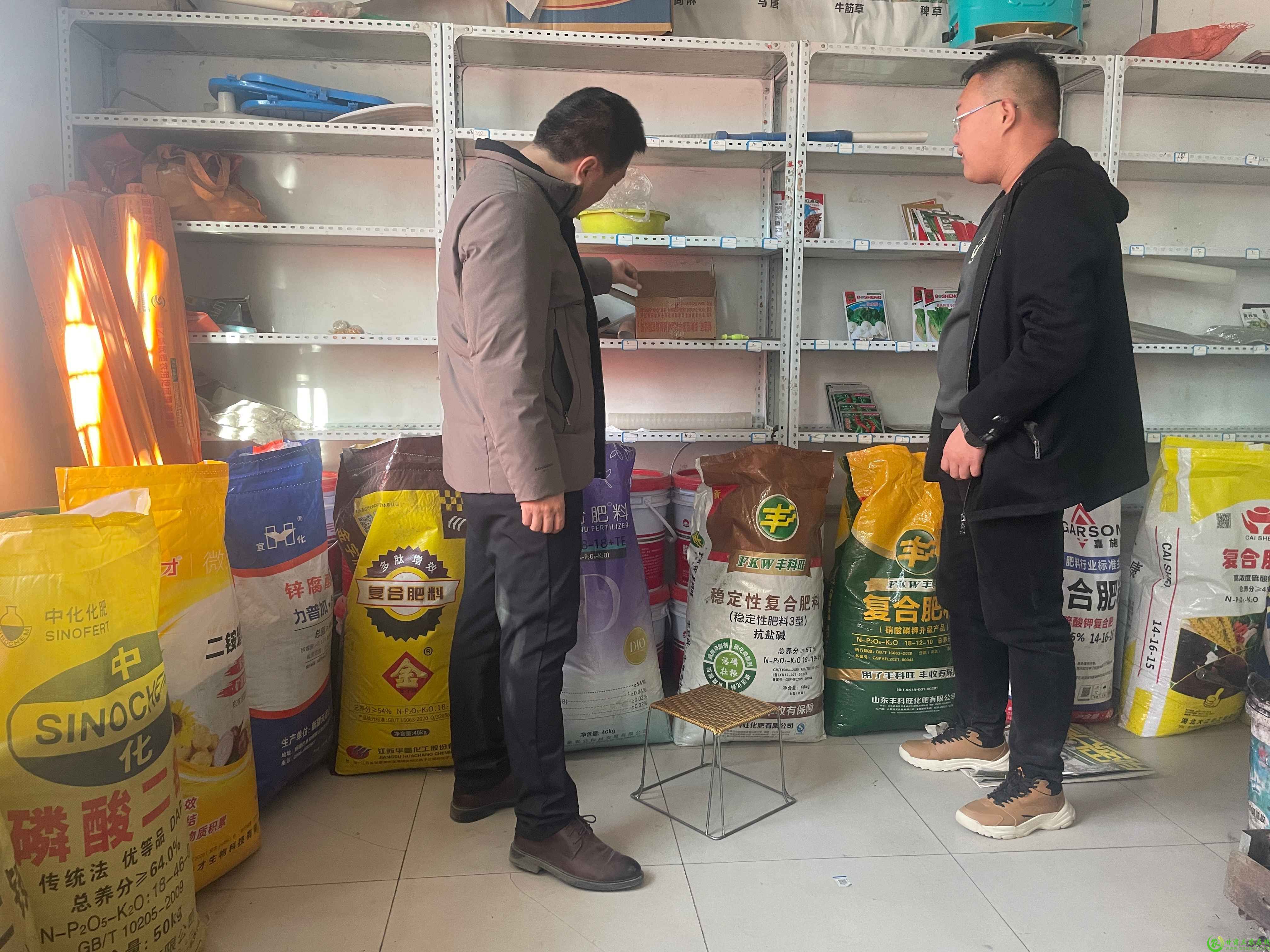 检查过程中，每到一家农资销售店，执法人员仔细检查经营主体资格、农资进销货台账、包装标识等信息(1).jpg
