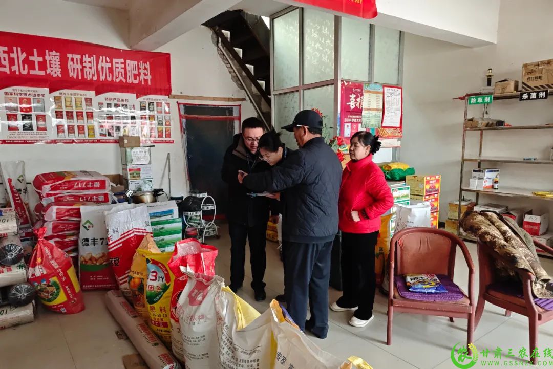 瓜州县市场监督管理局全面开展农资产品质量专项检查2.jpg