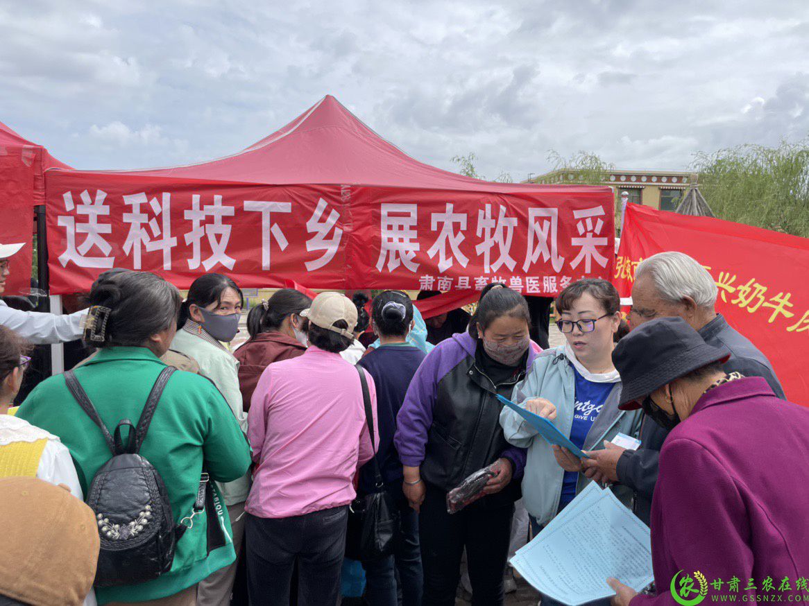 送科技下乡展农牧风采　　.jpg