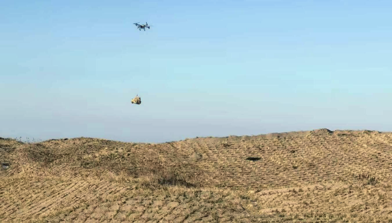 瓜州县疏勒河中下游防沙治沙林草综合治理项目现场无人机在作业.png