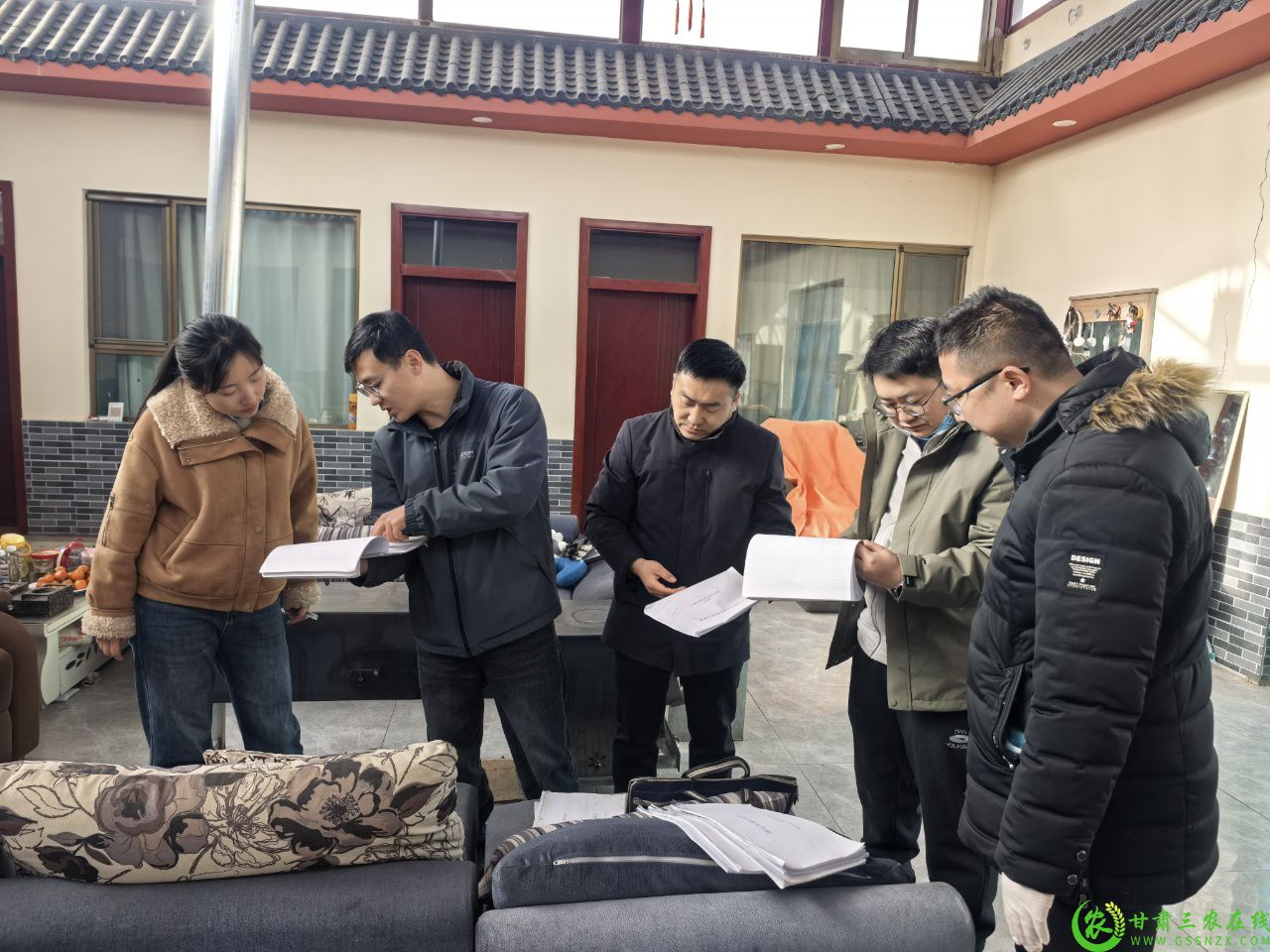 图为技术人员在百益生猪屠宰场开展技术服务 (3).jpg