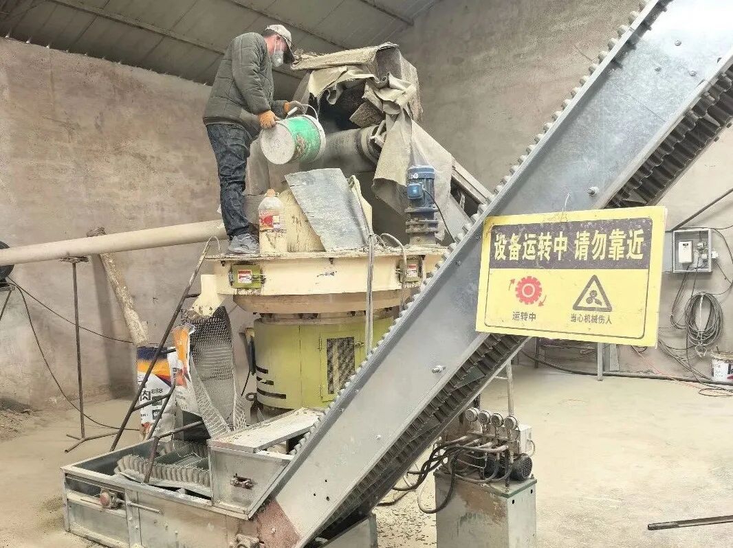 工人忙着加工颗粒饲料.jpg