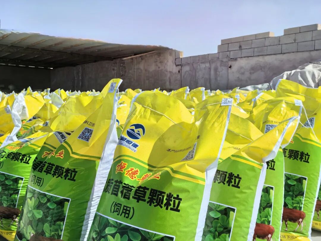 依托全自动生产线，把秸秆和优质牧草加工成标准化颗粒饲料.jpg