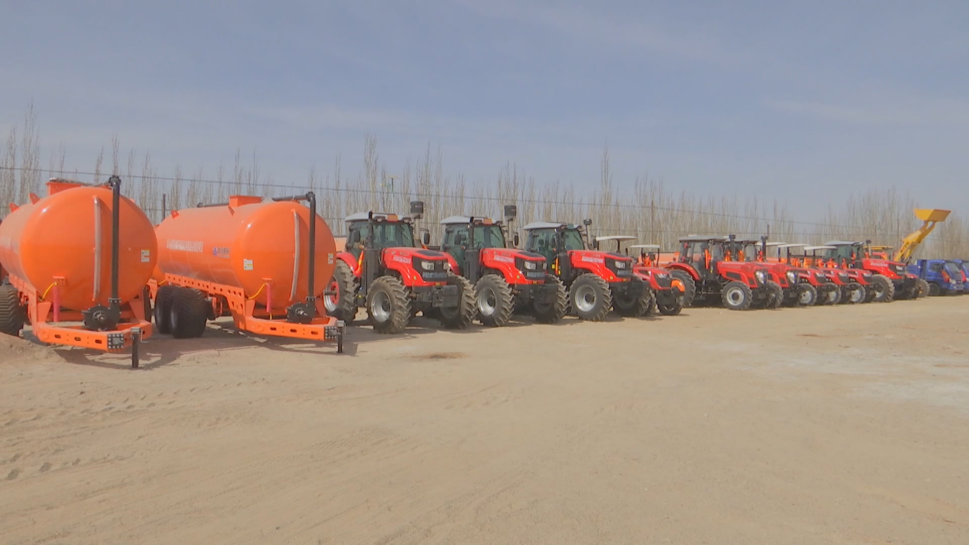 在2025年甘肃省瓜州县畜禽粪污资源化利用整县推进项目配套装备发放现场,一台台崭新的铲车、农家肥撒粪车、吸污车、液态肥施肥罐等机械设备整齐列队、整装待发.jpg