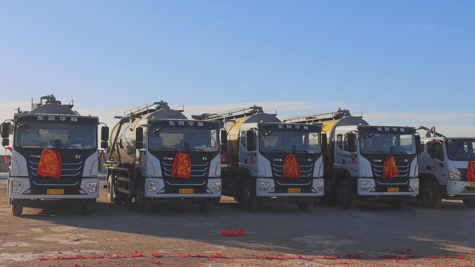 至目前,已投放铲车、撒粪机、吸污车等大型设备110台套 (2).jpg