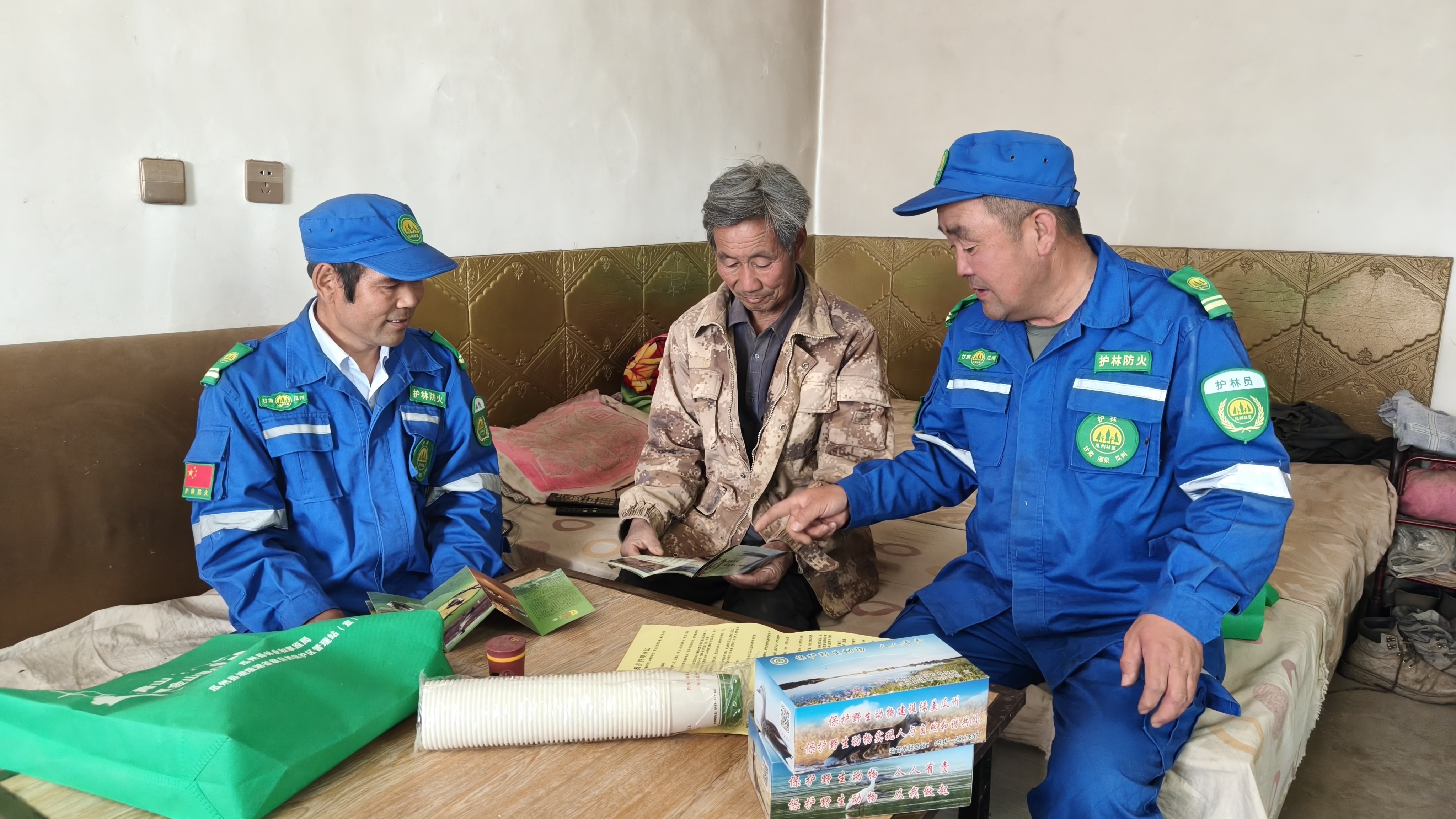 管护人员深入保护区、湿地周边乡镇村组，开展野生动植物保护入户普法宣传.jpg