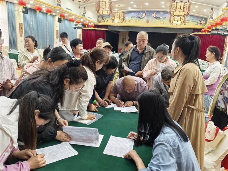 培训现场签到井然有序.jpg