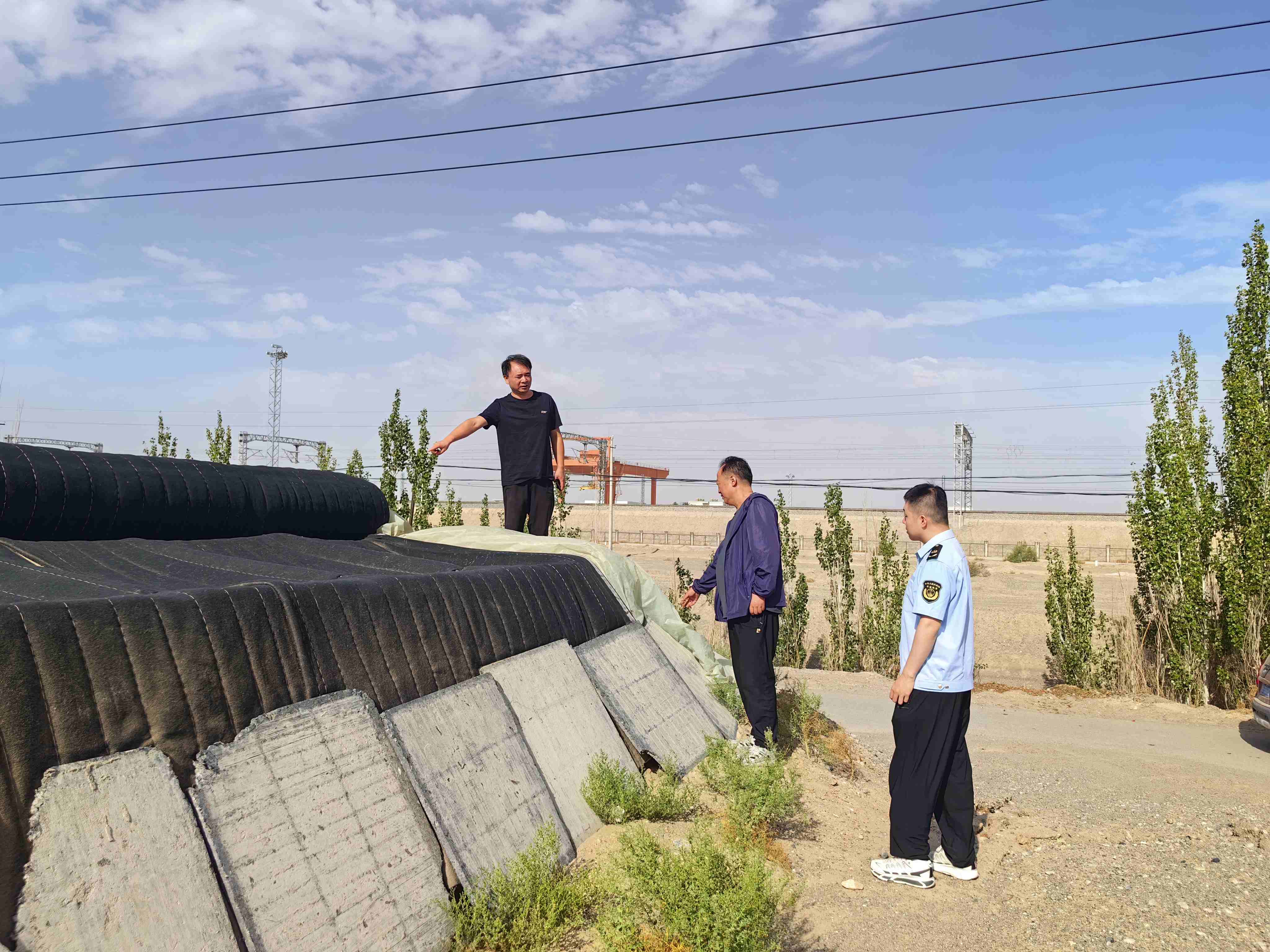 铁路沿线废旧农膜巡查2.jpg