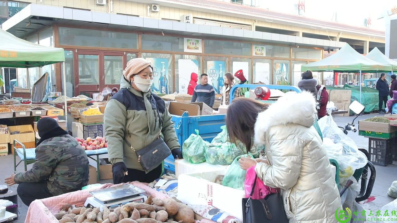 走进瓜州市场，琳琅满目的各类商品一应俱全，商贩吆喝声不绝于耳.jpg