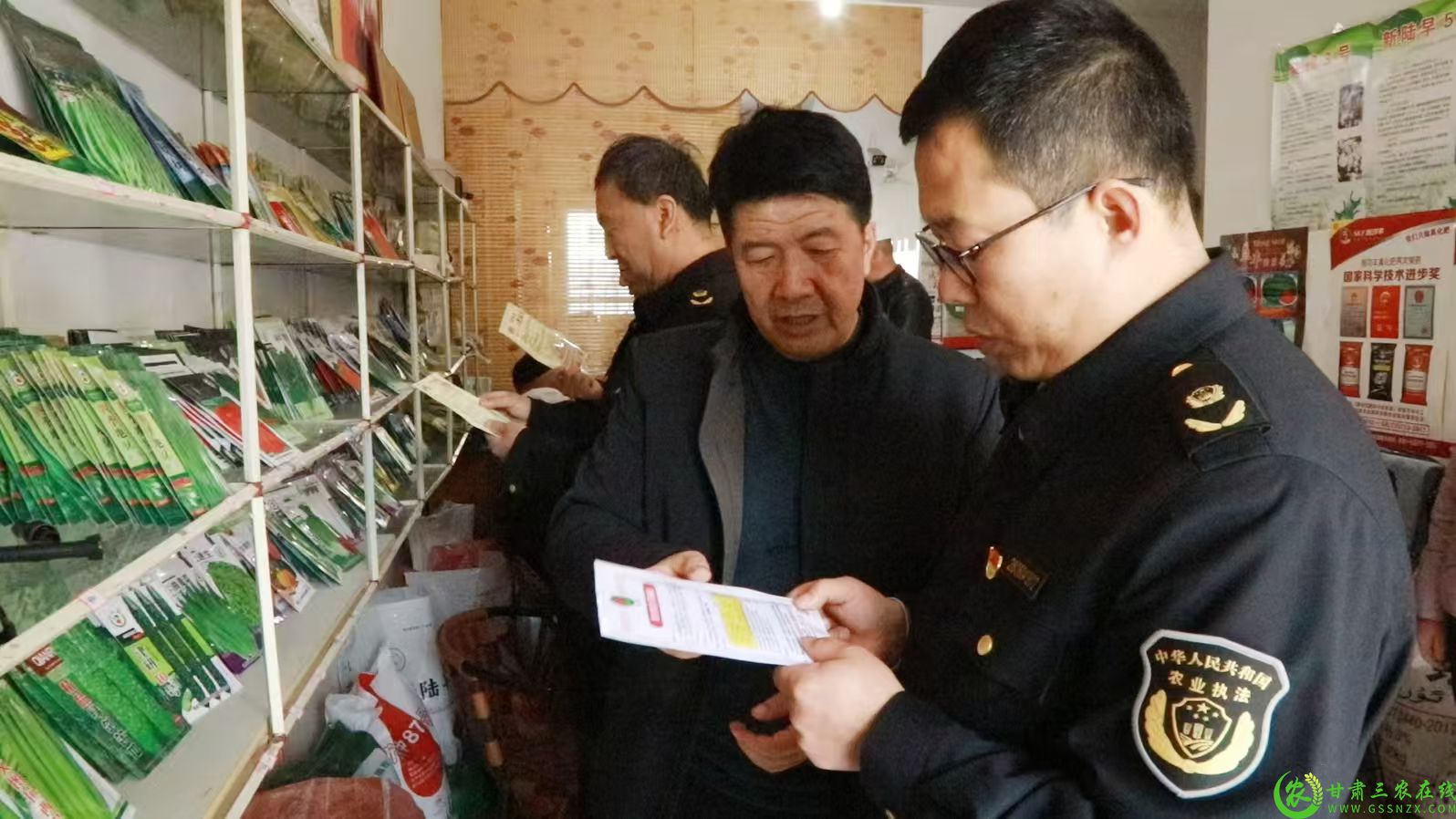 瓜州县多管齐下、持续发力，积极开展春季种子质量抽检工作，不断加大种子市场的监管巡查力度.jpg