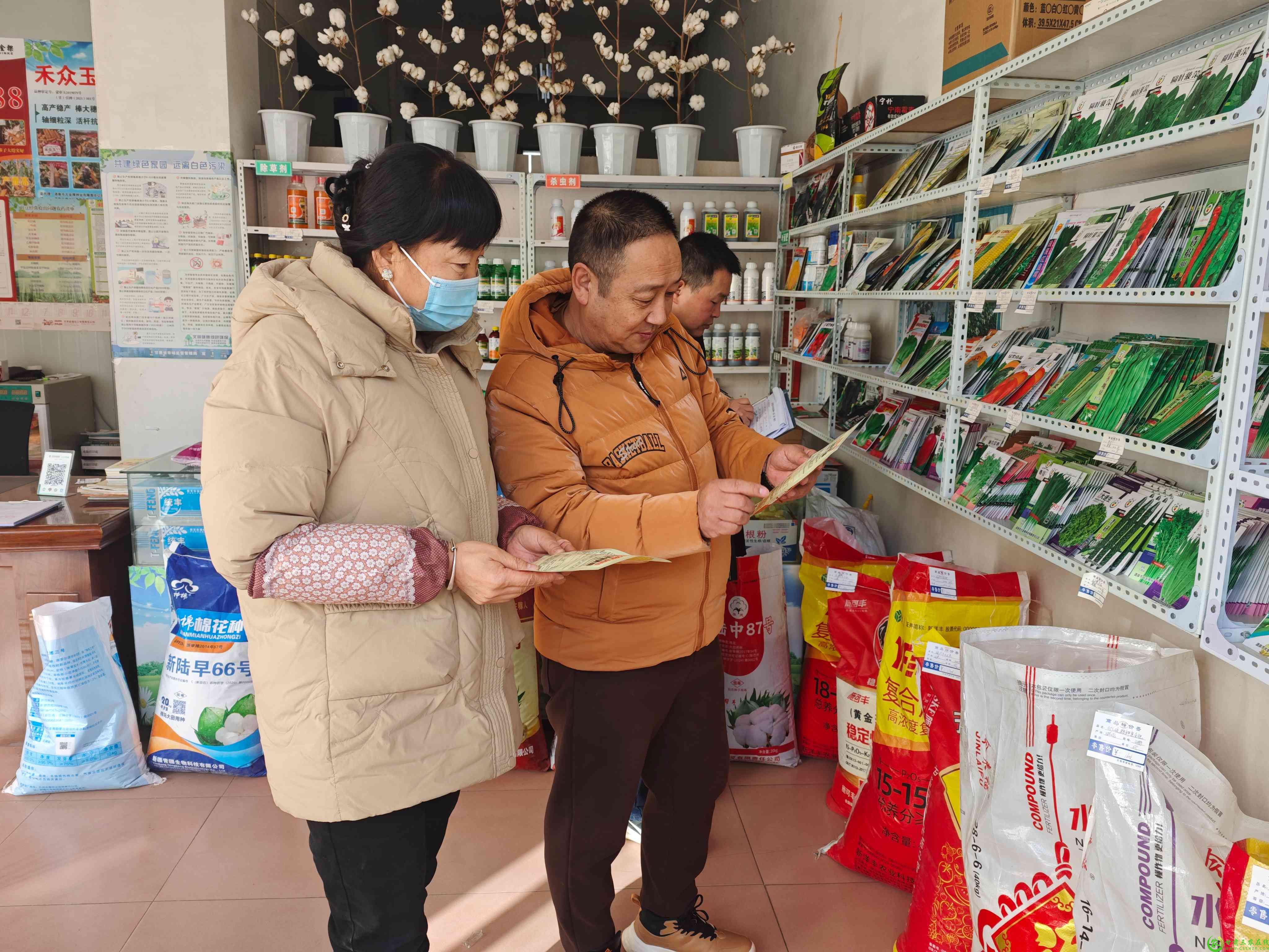 农户在购买种子时，仔细查看种子包装信息(1).jpg