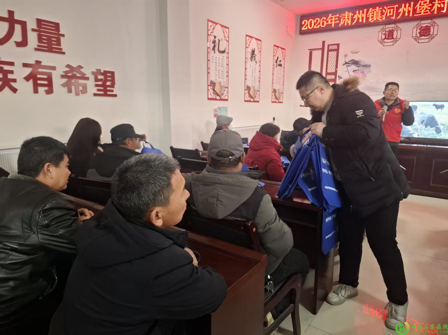 敦煌：扎实开展布病防控宣传活动 织密人畜健康防护网.jpg