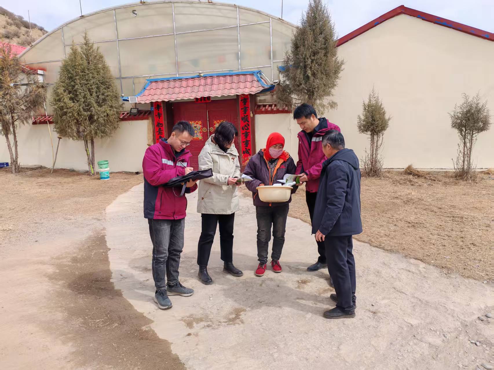 深入一线送技于民 严守关口防控人畜共患病2.jpg