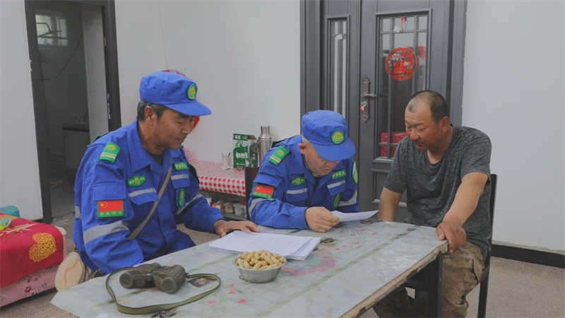 护林员走进农户家中，面对面讲解森林草原防火知识、普及用火安全规范 (2).jpg