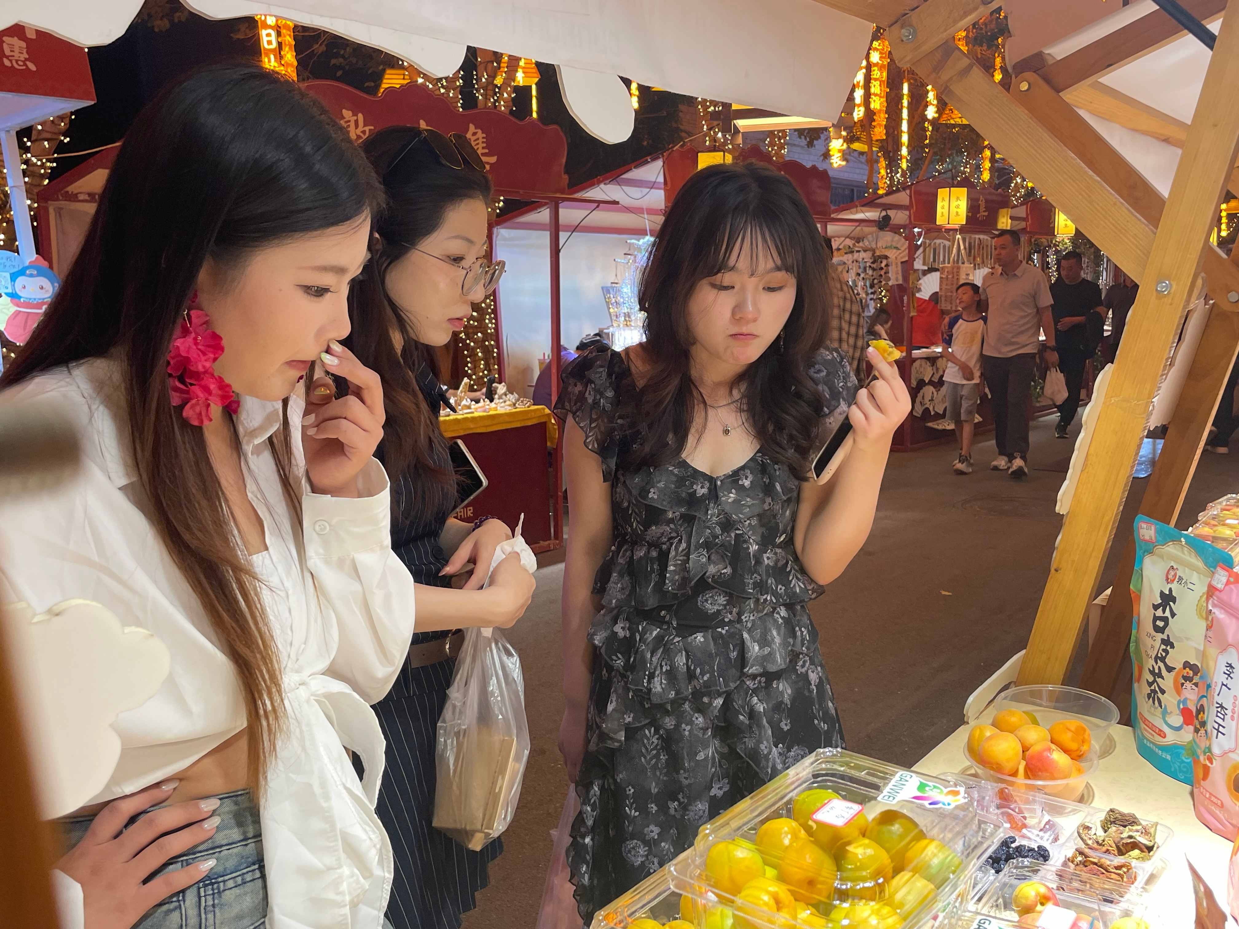 游客品尝.jpg