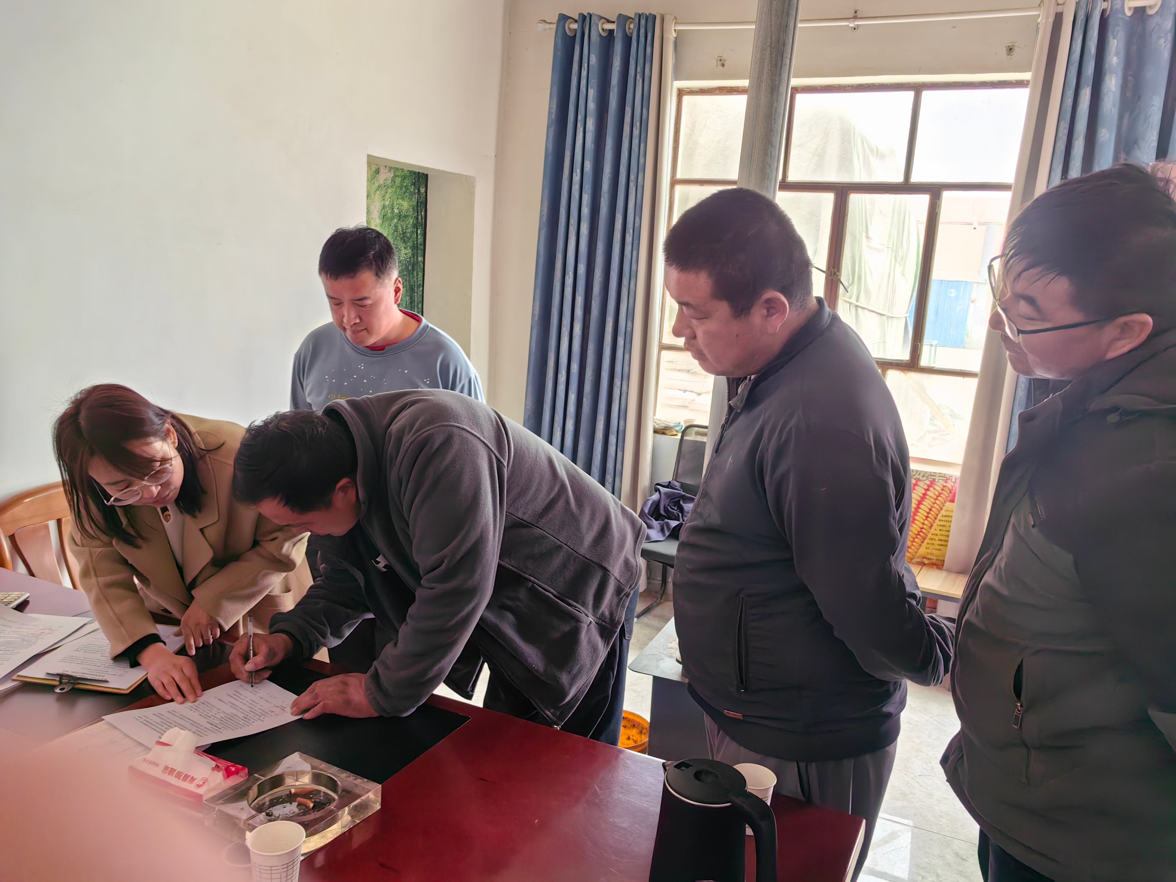 与农户签定加厚地膜协议.jpg